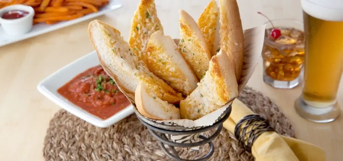 garlic bread and dipping sauce
